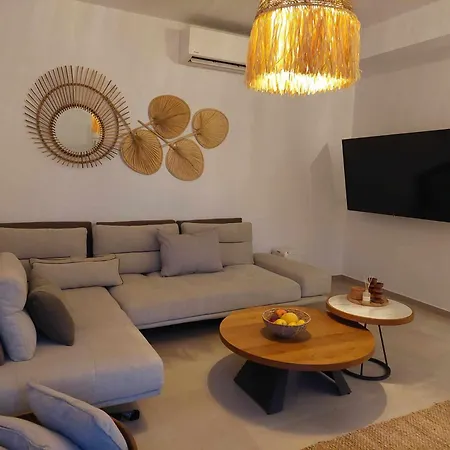 Maya Apartments, Modern And Convenient With Private Parking
