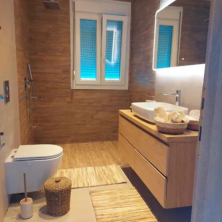 Maya Apartments, Modern And Convenient With Private Parking *