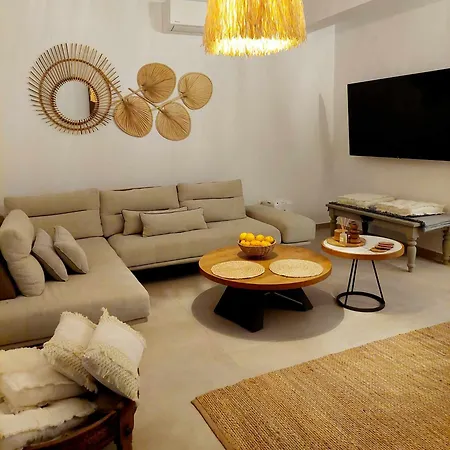 Maya Apartments, Modern And Convenient With Private Parking