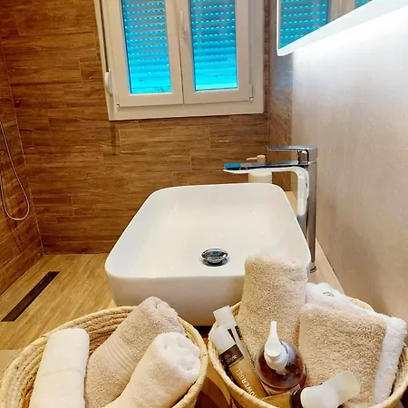 Apartment Maya Apartments, Modern And Convenient With Private Parking *