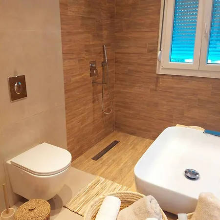 Maya Apartments, Modern And Convenient With Private Parking Apartment *